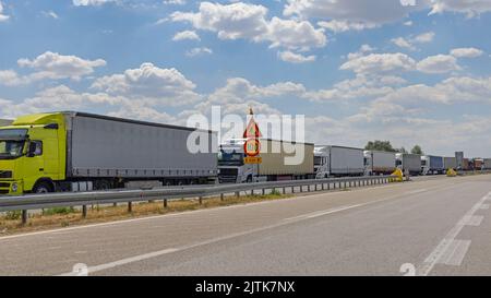 Longue file de camions de fret stuc à l'entrée de l'Union européenne Banque D'Images