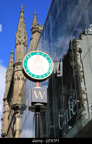 La librairie Waterstones, installée dans le magnifique bâtiment Wool Exchange de Hustlergate, dans la ville de Bradford, West Yorkshire, Royaume-Uni Banque D'Images