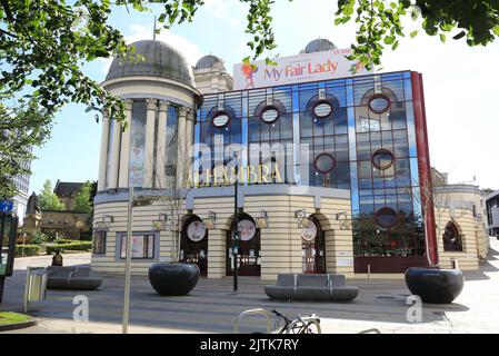 Le théâtre Alhambra, le joyau de la couronne de Bradford, construit en 1913, est la vision de l'impresario Francis Laidler et accueille les meilleurs spectacles du nord. Banque D'Images