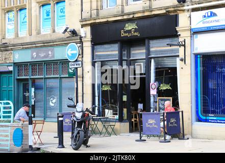 Bars et cafés indépendants sur le Top of Town, North Parade, à Bradford, West Yorkshire, Royaume-Uni Banque D'Images