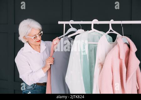 options de vêtements de shopping de style senior Banque D'Images