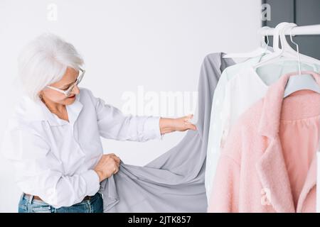 options de vêtements de shopping de style senior Banque D'Images