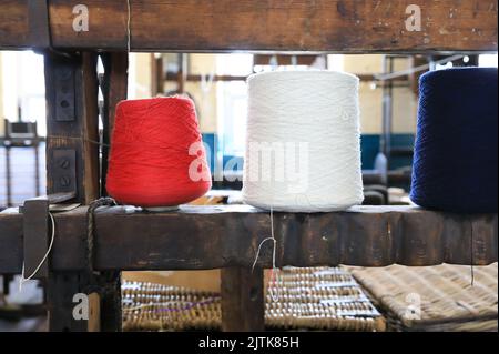 Textiles et machines historiques au musée industriel de Bradford, à Moorside Mills, dans le West Yorkshire, Royaume-Uni Banque D'Images