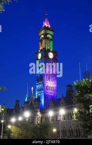 Tour d'horloge de l'hôtel de ville, illuminé au crépuscule, dans le centre de Bradford, West Yorkshire, Royaume-Uni Banque D'Images