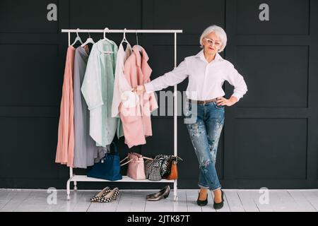 senior mode de vie vêtements shopping dame Banque D'Images