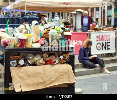 Glasgow, Écosse, Royaume-Uni 31st août 2022. Council bin Strikecontinues dans la ville comme la fin d'édimbourg que le centre-ville est encore un désordre tandis que Buchanan Street le style Mile de l'écosse sa rue commerçante première stinks..Credit Gerard Ferry/Alay Live News Banque D'Images