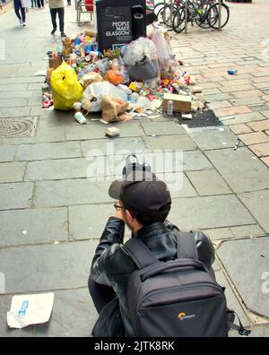 Glasgow, Écosse, Royaume-Uni 31st août 2022. Council bin Strikecontinues dans la ville comme la fin d'édimbourg que le centre-ville est encore un désordre tandis que Buchanan Street le style Mile de l'écosse sa rue commerçante première stinks..Credit Gerard Ferry/Alay Live News Banque D'Images
