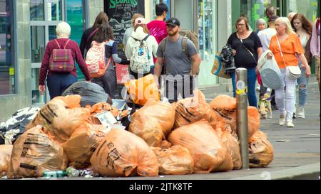 Glasgow, Écosse, Royaume-Uni 31st août 2022. Council bin Strikecontinues dans la ville comme la fin d'édimbourg que le centre-ville est encore un désordre tandis que Buchanan Street le style Mile de l'écosse sa rue commerçante première stinks..Credit Gerard Ferry/Alay Live News Banque D'Images