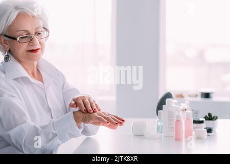 soins de beauté blogger senior main peau cosmétiques Banque D'Images