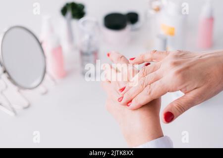 soins de beauté blogger senior main peau cosmétiques Banque D'Images