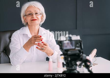 femme d'affaires réussie de blogueur de beauté senior Banque D'Images