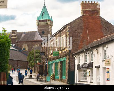 Vue sur Market St, Abergavenny, Monbucshire, montrant l'hôtel de ville en arrière-plan. Banque D'Images