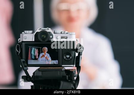 femme d'affaires réussie de blogueur de beauté senior Banque D'Images
