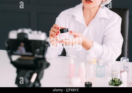 femme d'affaires réussie de blogueur de beauté senior Banque D'Images