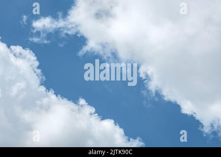 Dorking, Surrey Hills, Londres, Royaume-Uni, 26 août 2022, Les gros nuages Cumulus blancs s'opposent à Un ciel bleu Banque D'Images