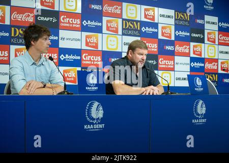 Tom Vandenbulcke, directeur des communications de Gent, et Hein Vanhaezebrouck, entraîneur en chef de Gent, photographiés lors de la conférence de presse hebdomadaire de l'équipe belge de football KAA Gent, le mercredi 31 août 2022 à Gand, pour discuter du prochain match de la compétition nationale. BELGA PHOTO JAMES ARTHUR GEKIERE Banque D'Images