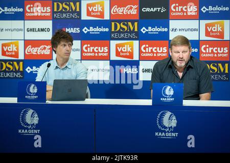 Tom Vandenbulcke, directeur des communications de Gent, et Hein Vanhaezebrouck, entraîneur en chef de Gent, photographiés lors de la conférence de presse hebdomadaire de l'équipe belge de football KAA Gent, le mercredi 31 août 2022 à Gand, pour discuter du prochain match de la compétition nationale. BELGA PHOTO JAMES ARTHUR GEKIERE Banque D'Images