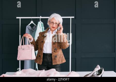 salle d'exposition vip femme d'affaires senior shopping à la mode Banque D'Images