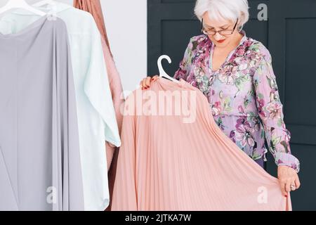 senior mode de vie vêtements shopping dame Banque D'Images