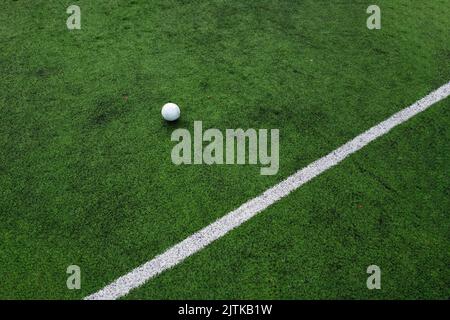 Ballon de football et une ligne d'un terrain de football Banque D'Images