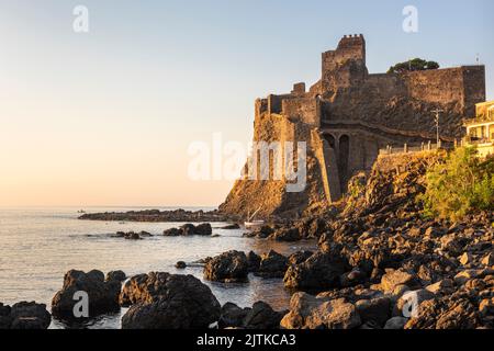 Le château normand (1076) à ACI Castello, Sicile, vu au lever du soleil. Il se dresse sur un haut affleurement de basalte (lave) et est basé sur une forteresse byzantine de 7c Banque D'Images