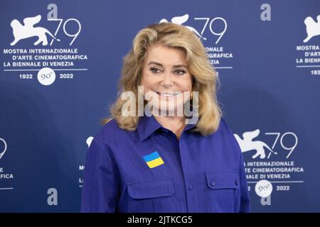 L'actrice française Catherine Deneuve, portant un drapeau de l'Ukraine sur sa chemise, pose sur 31 août 2022, lors d'une séance photo pour le Lion d'or pour la réalisation de la vie, elle sera récompensée, le jour d'ouverture du Festival international du film de Venise 79th au Lido de Venise. ©photo: Cinzia Camela. Banque D'Images