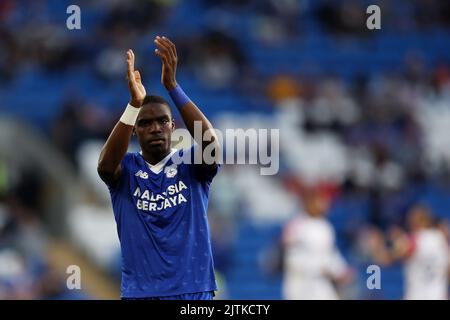 Cardiff, Royaume-Uni. 30th août 2022. Niels Nkounkou, de Cardiff City, applaudit les fans. Match de championnat EFL Skybet, Cardiff City v Luton Town au Cardiff City Stadium de Cardiff, pays de Galles, le mardi 30th août 2022. Cette image ne peut être utilisée qu'à des fins éditoriales. Utilisation éditoriale uniquement, licence requise pour une utilisation commerciale. Aucune utilisation dans les Paris, les jeux ou les publications d'un seul club/ligue/joueur. photo par Andrew Orchard/Andrew Orchard sports Photography/Alamy Live News crédit: Andrew Orchard sports Photography/Alamy Live News Banque D'Images