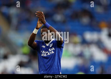 Cardiff, Royaume-Uni. 30th août 2022. Niels Nkounkou, de Cardiff City, applaudit les fans. Match de championnat EFL Skybet, Cardiff City v Luton Town au Cardiff City Stadium de Cardiff, pays de Galles, le mardi 30th août 2022. Cette image ne peut être utilisée qu'à des fins éditoriales. Utilisation éditoriale uniquement, licence requise pour une utilisation commerciale. Aucune utilisation dans les Paris, les jeux ou les publications d'un seul club/ligue/joueur. photo par Andrew Orchard/Andrew Orchard sports Photography/Alamy Live News crédit: Andrew Orchard sports Photography/Alamy Live News Banque D'Images