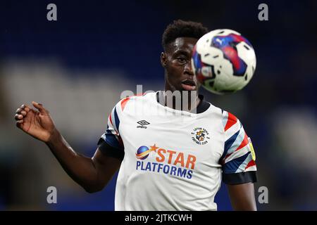 Cardiff, Royaume-Uni. 30th août 2022. Elijah Adebayo de la ville de Luton en action. Match de championnat EFL Skybet, Cardiff City v Luton Town au Cardiff City Stadium de Cardiff, pays de Galles, le mardi 30th août 2022. Cette image ne peut être utilisée qu'à des fins éditoriales. Utilisation éditoriale uniquement, licence requise pour une utilisation commerciale. Aucune utilisation dans les Paris, les jeux ou les publications d'un seul club/ligue/joueur. photo par Andrew Orchard/Andrew Orchard sports Photography/Alamy Live News crédit: Andrew Orchard sports Photography/Alamy Live News Banque D'Images