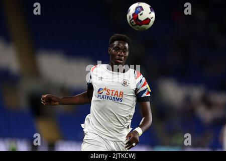 Cardiff, Royaume-Uni. 30th août 2022. Elijah Adebayo de la ville de Luton en action. Match de championnat EFL Skybet, Cardiff City v Luton Town au Cardiff City Stadium de Cardiff, pays de Galles, le mardi 30th août 2022. Cette image ne peut être utilisée qu'à des fins éditoriales. Utilisation éditoriale uniquement, licence requise pour une utilisation commerciale. Aucune utilisation dans les Paris, les jeux ou les publications d'un seul club/ligue/joueur. photo par Andrew Orchard/Andrew Orchard sports Photography/Alamy Live News crédit: Andrew Orchard sports Photography/Alamy Live News Banque D'Images