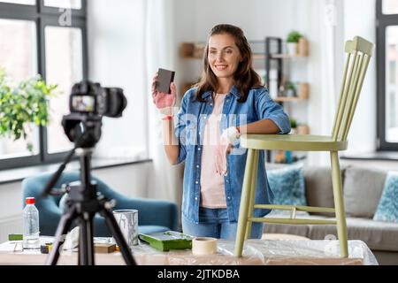 femme ou blogueur montrant la rénovation de la chaise ancienne Banque D'Images