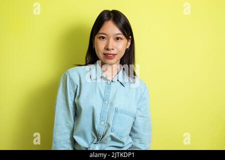 Portrait d'une jeune femme japonaise attrayante sur fond jaune Banque D'Images