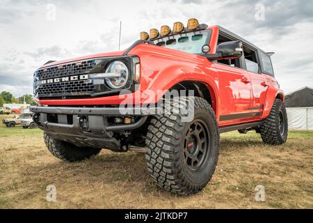 Loveland, CO, États-Unis - 26 août 2022 : SUV sport Ford Bronco avec feux de route supplémentaires. Banque D'Images