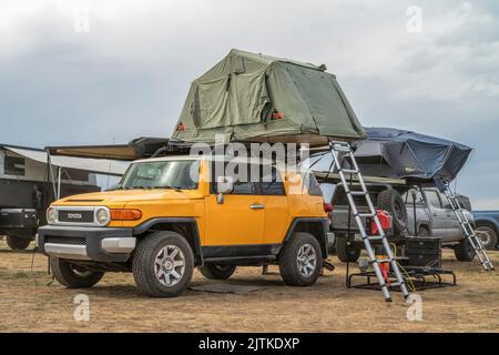 Loveland, CO, Etats-Unis - 26 août 2022: Toyota FJ Cruiser avec tente de toit Tepui dans un terrain de camping très fréquenté. Banque D'Images