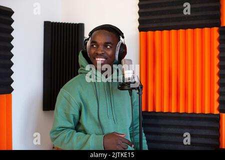 Rappeur mâle avec casque dans un studio d'enregistrement Banque D'Images