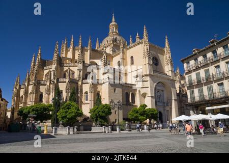 Ségovie, Espagne - 22 août 2020: Cathédrale de Ségovie vue de la Plaza Mayor, Ségovie, Espagne. Banque D'Images