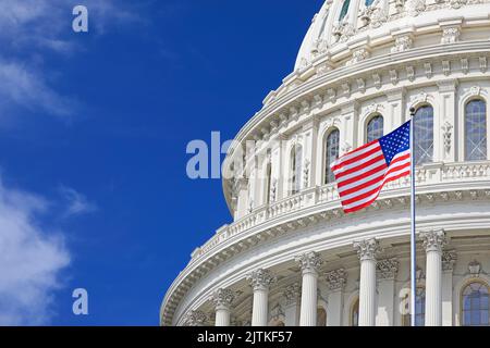 Dôme du Capitole de Washington DC avec drapeau américain Banque D'Images
