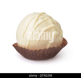 Vue de face des bonbons à la truffe au chocolat blanc dans une tasse en papier isolée sur du blanc Banque D'Images