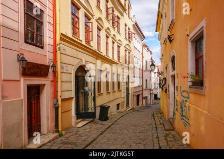 bratislava, slovaquie - 16 octobre 2019 : rues étroites du centre de la vieille ville. vacances d'automne en europe. temps ensoleillé à midi Banque D'Images