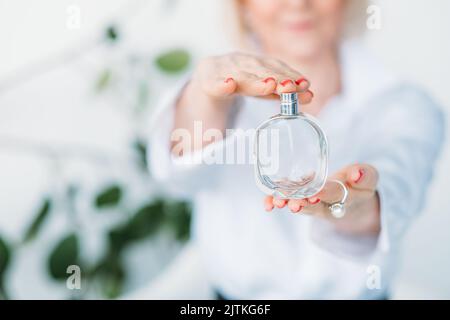 parfum cher femme conseils de consultant de main Banque D'Images