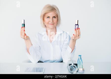 assurance femme produits de beauté conseils de choix Banque D'Images