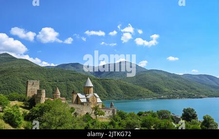 Le complexe du château d'Ananuri sur la rivière Aragvi en été. Géorgie Banque D'Images