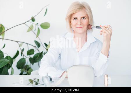 cosmétiques beauté femme senior brosse femme style de vie Banque D'Images