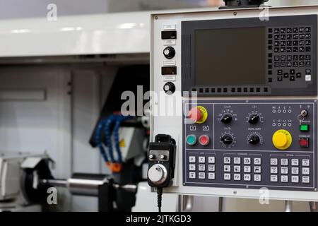 Panneau de commande de la machine à meuler cylindrique CNC. Mise au point sélective. Banque D'Images