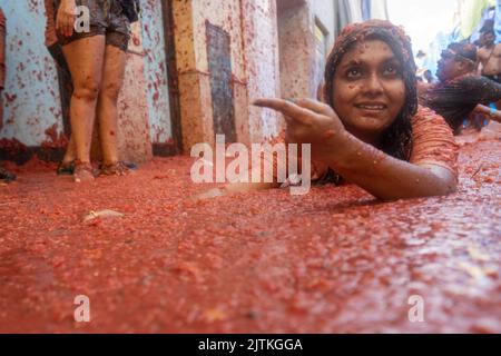 Buñol, Valence, Espagne, 31 août 2022, le 75th anniversaire de la tomatina est célébré, la guerre de tomate la plus paisible au monde dans les rues. plus de 15 000 personnes jettent 130 000kg tomates mûres distribuées en 6 camions. @Salva Garrigues / Alamy Live News Banque D'Images