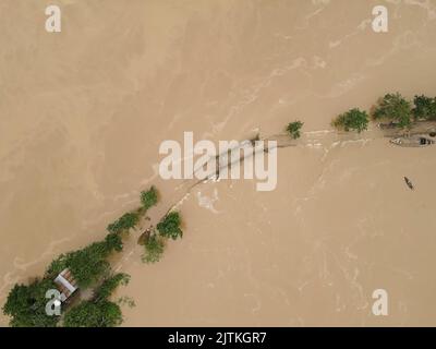 Une zone submergée endommagée est visible après des inondations soudaines à Sunamganj, au Bangladesh. Les habitants du nord-est du Bangladesh connaissent les pires inondations de mémoire vive. 94% du district de Sunamganj est submergé par les eaux de crue. Bangladesh. Banque D'Images