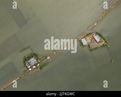 Une zone submergée endommagée est visible après des inondations soudaines à Sunamganj, au Bangladesh. Les habitants du nord-est du Bangladesh connaissent les pires inondations de mémoire vive. 94% du district de Sunamganj est submergé par les eaux de crue. Bangladesh. Banque D'Images