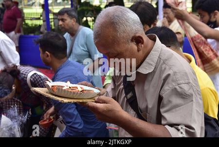 Guwahati, Guwahati, Inde. 31st août 2022. L'hindou indien dévote des lampes de terre légères dans le cadre du Ganesh Chaturthi, culte de l'éléphant dirigé lord Ganesh à Guwahati Assam Inde le mercredi 31st août 2022. (Image de crédit : © Dasarath Deka/ZUMA Press Wire) Banque D'Images