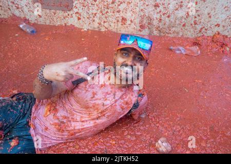 Buñol, Valence, Espagne, 31 août 2022, le 75th anniversaire de la tomatina est célébré, la guerre de tomate la plus paisible au monde dans les rues. plus de 15 000 personnes jettent 130 000kg tomates mûres distribuées en 6 camions. @Salva Garrigues / Alamy Live News Banque D'Images