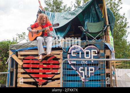 Chertsey, Surrey, Royaume-Uni. 31st août 2022. Scott Breen, un activiste du climat expérimenté, connu sous le nom de Digger, creuse un tunnel à Chertsey depuis 31 jours sur terre où Esso (ExxonMobil) construit un nouveau gazoduc pour l'aviation à destination de Londres Heathrow. Par conséquent, tous les travaux ont cessé sur le site et Esso a obtenu une injonction provisoire sur la zone où le tunnel signifie que l'expulsion est imminente. Crédit : Maureen McLean/Alay Live News Banque D'Images